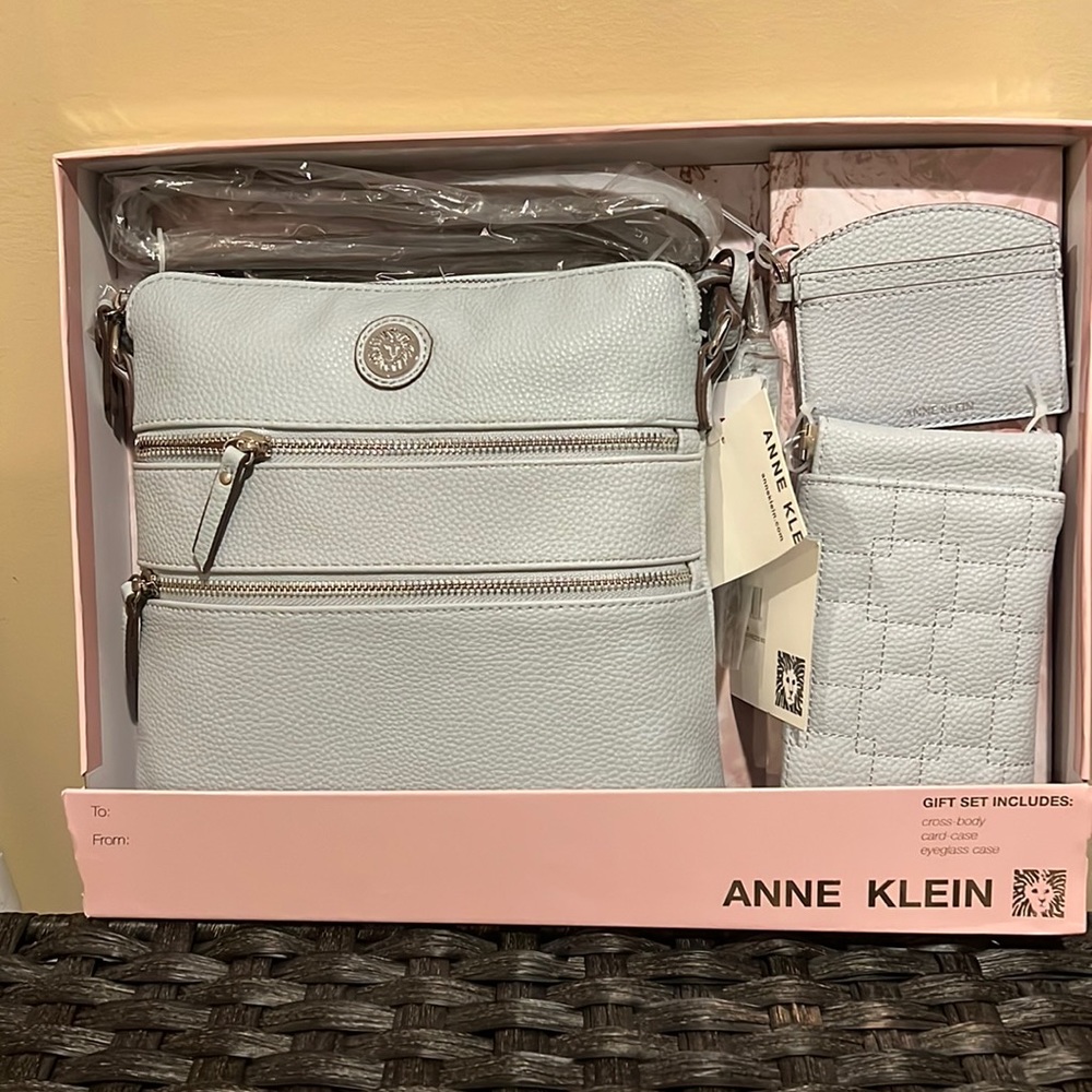 Anne Klein Traveler 3 piece gift set. It’s a light blue.